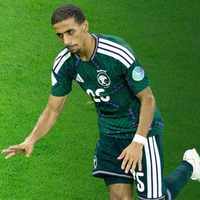 _waheed20's tweet photo. تخيل تجنس 23 لاعب وتبني مشروع فجأة يجيك لاعب من الديرة ومحلق مكينه 4 ويحقق البطوله وافضل لاعب بالبطوله على ظهرك https://t.co/xjprPZpgP6