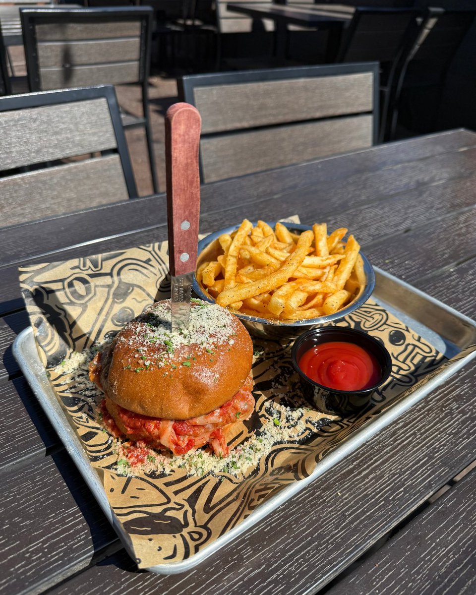 NightOwl_az's tweet photo. 👨🍳 Chef COOKED with this one! Get your hands on the "Spicy Italiano" 👇🔥 #sandwichoftheweek
✨ Spicy breaded chicken cutlet, marinara, mozzarella, Parmesan & parsley, on a brioche bun.
#nightowlaz #lunchintempe #ASU #Tempe #openlate https://t.co/7IJI55DPoG