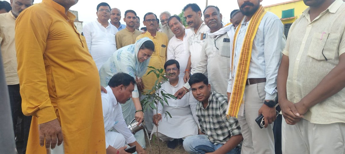 mla_pradeep's tweet photo. आज सेवड़ा विधानसभा क्षेत्र के ग्राम पंचायत महोना जाट में पंचायत भवन में सेवा संकल्प अभियान के तहत एक पेड़ मां के नाम एवं स्वच्छता अभियान कार्यक्रम हुआ जिसके मुख्य अतिथि भिंड दतिया सांसद श्री मती संध्या राय जी एवं सेवड़ा विधायक माननीय प्रदीप अग्रवाल जी रहे । https://t.co/85lIkFLurq