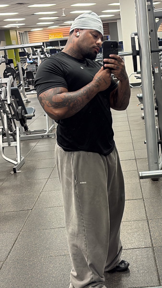 ___Terrance___'s tweet photo. 🦍 THIS GYM SHIT NOT WORKING FAST ENOUGH https://t.co/MMJrQUvtoZ