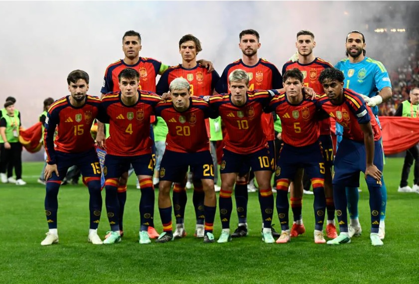 futbolarena's tweet photo. 💥 Üst üste 11 galibiyet. 
💥 Yenilmezlik serisi 42 maç. 
💥 İSPANYA! 🇪🇸

✅ 2-1 Hırvatistan
✅ 3-1 Çekya
✅ 4-1 Hırvatistan
✅ 3-2 İngiltere
✅ 1-0 Arjantin
✅ 2-0 Fransa
✅ 2-1 Belçika
✅ 1-0 Portekiz
✅ 3-0 Avusturya
✅ 1-0 Uruguay
✅ 4-0 Suudi Arabistan https://t.co/FqK0GrCTQA