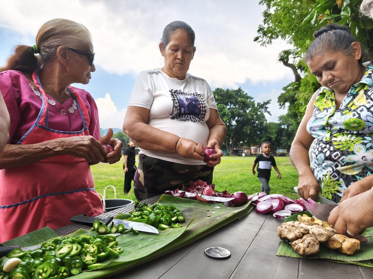 AMAESsv's tweet photo. #SaberesAncestrales
Desarrollamos una jornada formativa en agroecología con mujeres de Coatepeque, Santa Ana. https://t.co/1zQWZaiZyG