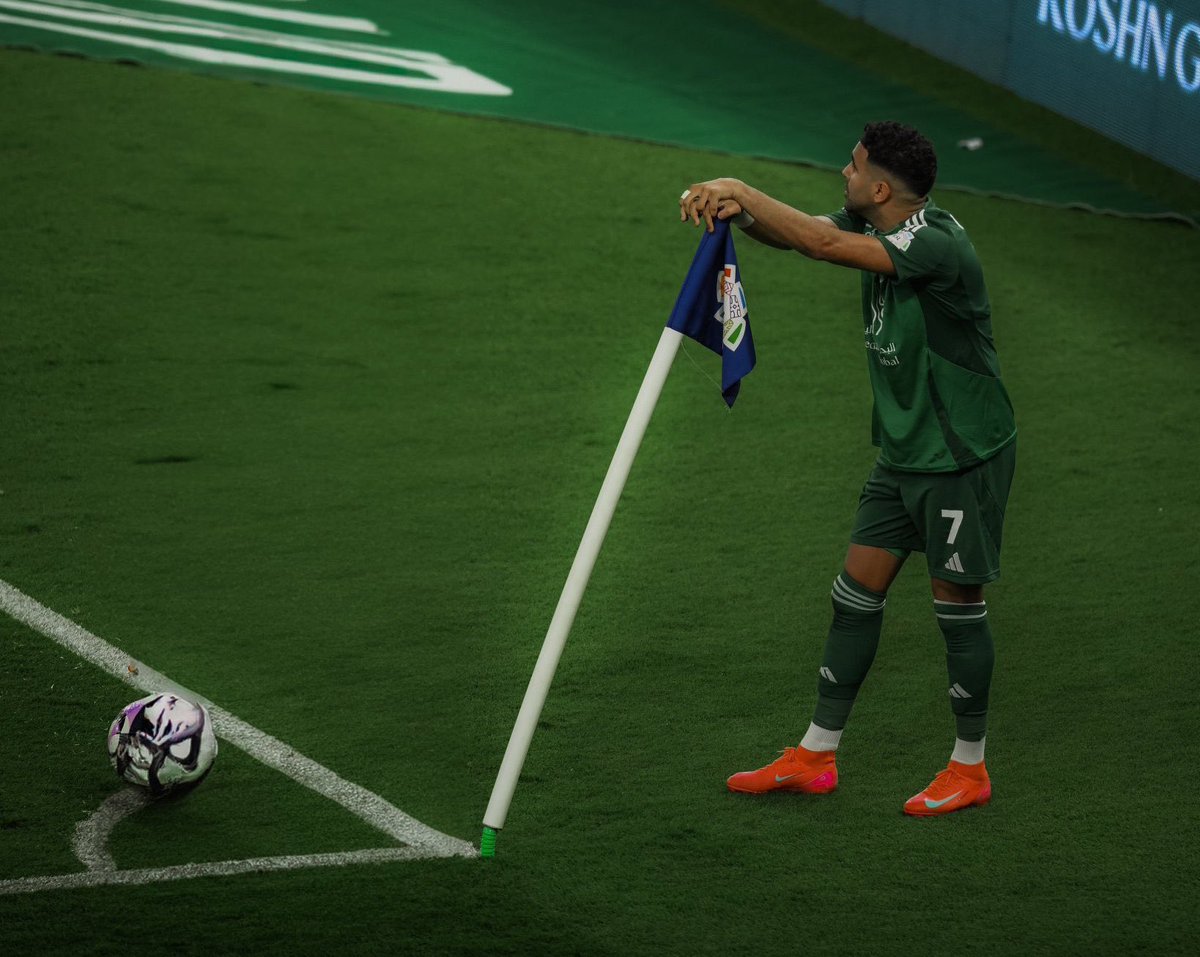 saeid_AlMAAS's tweet photo. @Mahrez22 @ALAHLI_FC رياض العشق🥹💚💚💚 https://t.co/qCkgAXoiVo