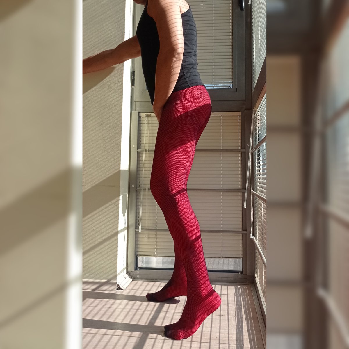 BGNylonMan80's tweet photo. Red underneath. Black on top. 🖤❤️
#menintights #hosiery #fishnets #tights https://t.co/BzVzDnymEl