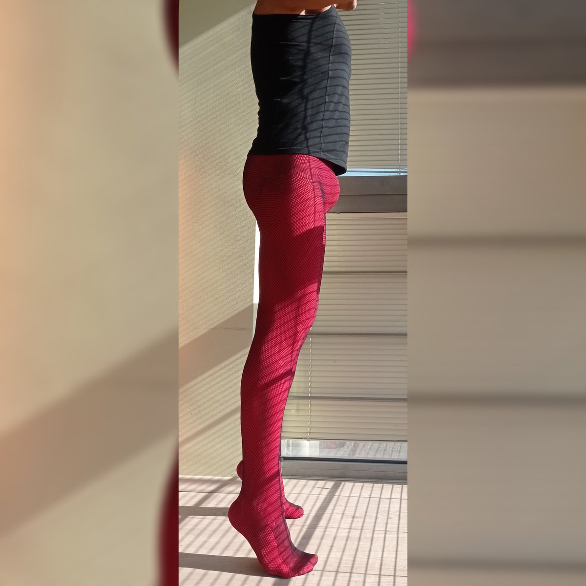 BGNylonMan80's tweet photo. Red underneath. Black on top. 🖤❤️
#menintights #hosiery #fishnets #tights https://t.co/BzVzDnymEl