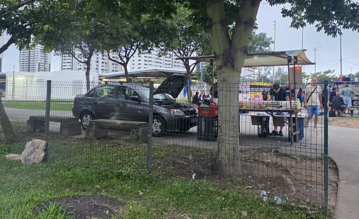 Marcio_O_Rocha's tweet photo. Acesso ao Terminal Recreio do BRT. Estacionamento irregular que ilumina o comércio irregular de mercadoria. https://t.co/Zlc2yHxCfP