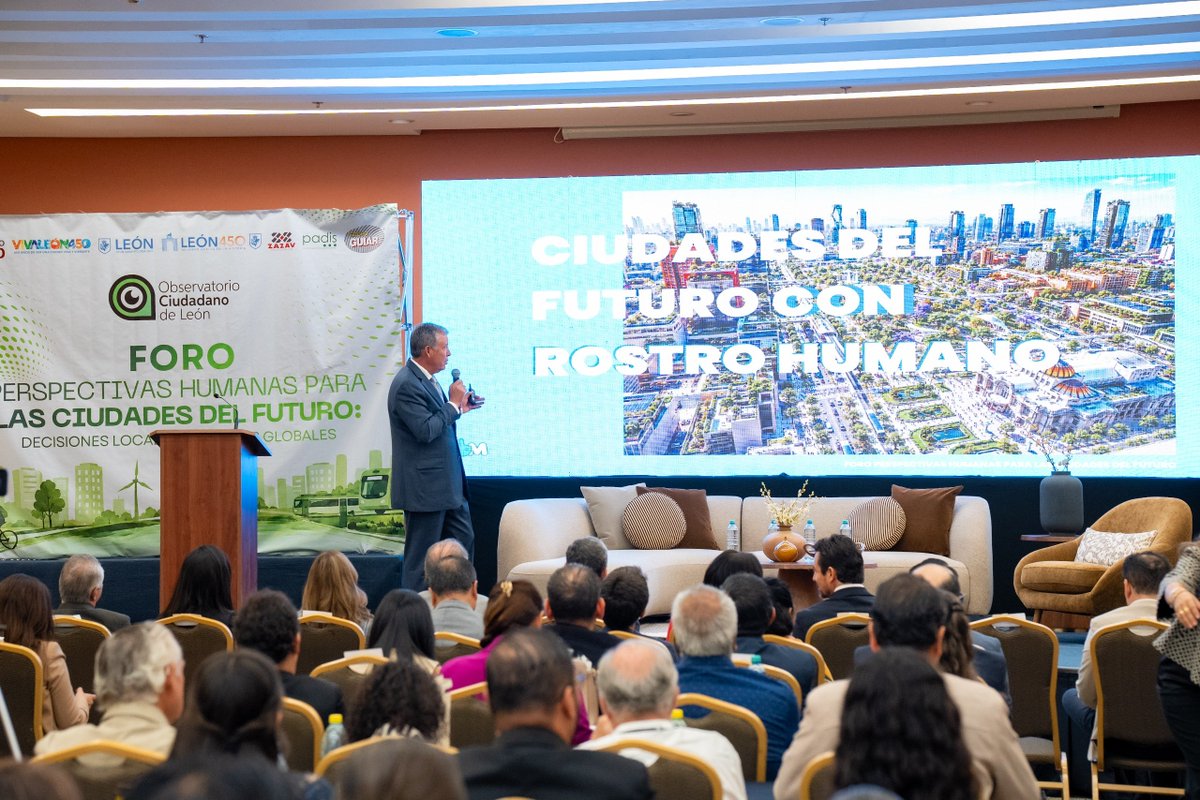 miguelmarquezm's tweet photo. Agradezco al Observatorio Ciudadano de León la invitación para participar en el foro “Perspectivas Humanas para las Ciudades del Futuro: decisiones locales, impactos globales”, donde tuve la oportunidad de hablar sobre ciudades del futuro con visión metropolitana.

#León es un gran ejemplo de una realidad que ya vivimos: temas como el medio ambiente, la seguridad, la movilidad, la infraestructura, la logística y el manejo de residuos ya no pueden entenderse únicamente desde un municipio.

Por ello, planteo una reforma constitucional y un marco legal que establezcan la coordinación metropolitana y hagan obligatorios los proyectos y presupuestos para atender estos desafíos de manera conjunta, con participación de la Federación, los estados y los municipios.

Porque las ciudades ya no tienen fronteras para resolver sus problemas. Necesitamos soluciones metropolitanas, proyectos de largo plazo y recursos que permitan darles continuidad.