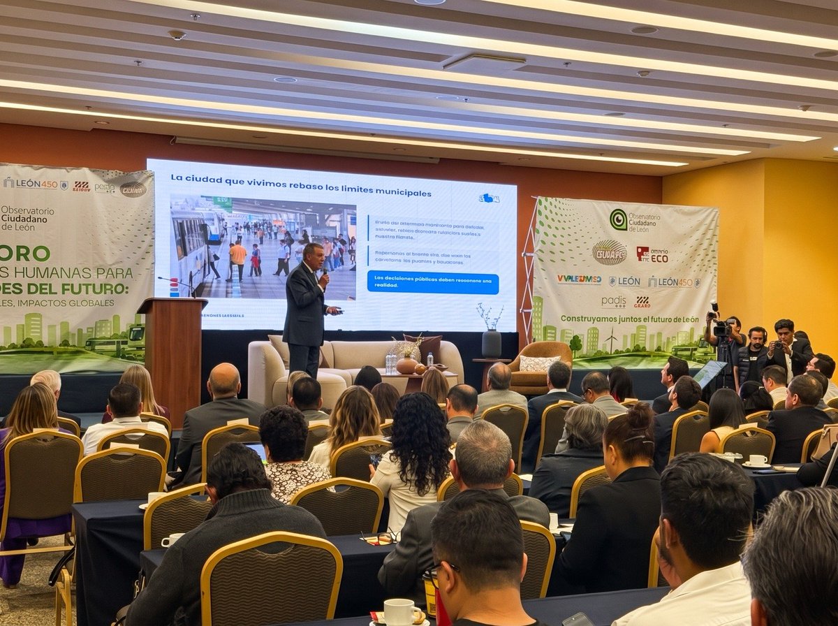 miguelmarquezm's tweet photo. Agradezco al Observatorio Ciudadano de León la invitación para participar en el foro “Perspectivas Humanas para las Ciudades del Futuro: decisiones locales, impactos globales”, donde tuve la oportunidad de hablar sobre ciudades del futuro con visión metropolitana.

#León es un gran ejemplo de una realidad que ya vivimos: temas como el medio ambiente, la seguridad, la movilidad, la infraestructura, la logística y el manejo de residuos ya no pueden entenderse únicamente desde un municipio.

Por ello, planteo una reforma constitucional y un marco legal que establezcan la coordinación metropolitana y hagan obligatorios los proyectos y presupuestos para atender estos desafíos de manera conjunta, con participación de la Federación, los estados y los municipios.

Porque las ciudades ya no tienen fronteras para resolver sus problemas. Necesitamos soluciones metropolitanas, proyectos de largo plazo y recursos que permitan darles continuidad.