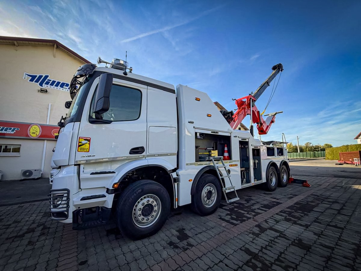millerind's tweet photo. Great looking new generation Mega 45 on a Mercedes Benz Trucks chassis from our friends at @JIGEINTERNATION in France! https://t.co/035Az7IuO3