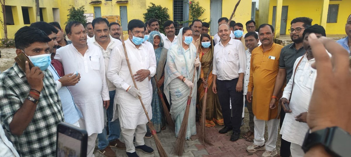 mla_pradeep's tweet photo. आज सेवड़ा विधानसभा क्षेत्र के ग्राम पंचायत महोना जाट में पंचायत भवन में सेवा संकल्प अभियान के तहत एक पेड़ मां के नाम एवं स्वच्छता अभियान कार्यक्रम हुआ जिसके मुख्य अतिथि भिंड दतिया सांसद श्री मती संध्या राय जी एवं सेवड़ा विधायक माननीय प्रदीप अग्रवाल जी रहे । https://t.co/85lIkFLurq