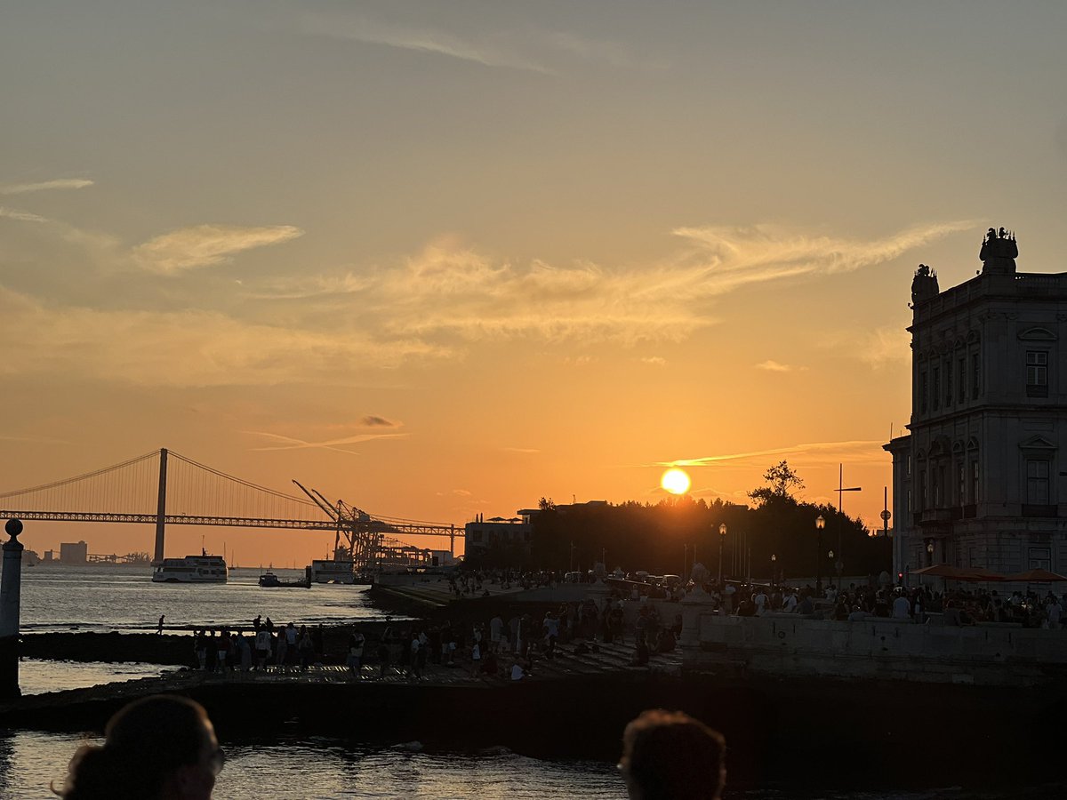 monthewell65's tweet photo. Lisboa in the fall is beautiful.
#sunset #music #lisboa #travel https://t.co/5EkXCKzigx