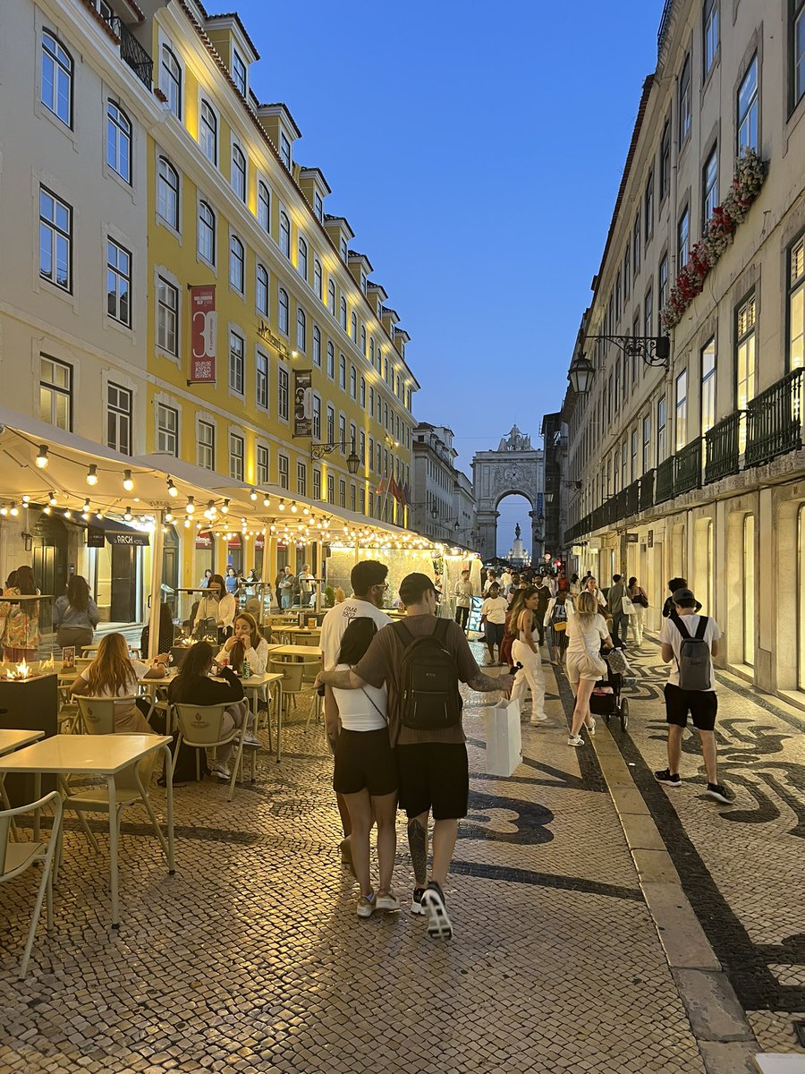 monthewell65's tweet photo. Lisboa in the fall is beautiful.
#sunset #music #lisboa #travel https://t.co/5EkXCKzigx