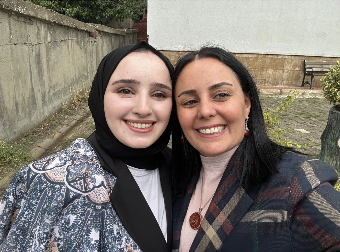 sevdaguneylii's tweet photo. Kıymetli İçişleri Bakanı Müşavirimiz, ablamız, en büyük destekçimiz Hatice Atan… ❤️

Şemdinli’mize ilk kez teşrif ederek bizleri onurlandırdınız. Güzel ilçemizde sizleri ağırlamaktan, sizlerle bir araya gelmekten büyük mutluluk duyduk. Hatice Abla, hoş geldiniz, iyi ki geldiniz. Sizi Şemdinli’mizde ağırlamak bizim için çok kıymetliydi. 🌸

@tugbaisikercan 
@mercankoc 
@GunesHyv 
@AKKADINGM 
@hatice_atan73