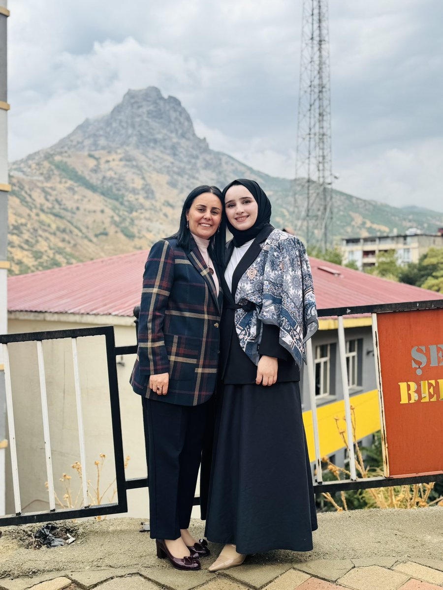sevdaguneylii's tweet photo. Kıymetli İçişleri Bakanı Müşavirimiz, ablamız, en büyük destekçimiz Hatice Atan… ❤️

Şemdinli’mize ilk kez teşrif ederek bizleri onurlandırdınız. Güzel ilçemizde sizleri ağırlamaktan, sizlerle bir araya gelmekten büyük mutluluk duyduk. Hatice Abla, hoş geldiniz, iyi ki geldiniz. Sizi Şemdinli’mizde ağırlamak bizim için çok kıymetliydi. 🌸

@tugbaisikercan 
@mercankoc 
@GunesHyv 
@AKKADINGM 
@hatice_atan73