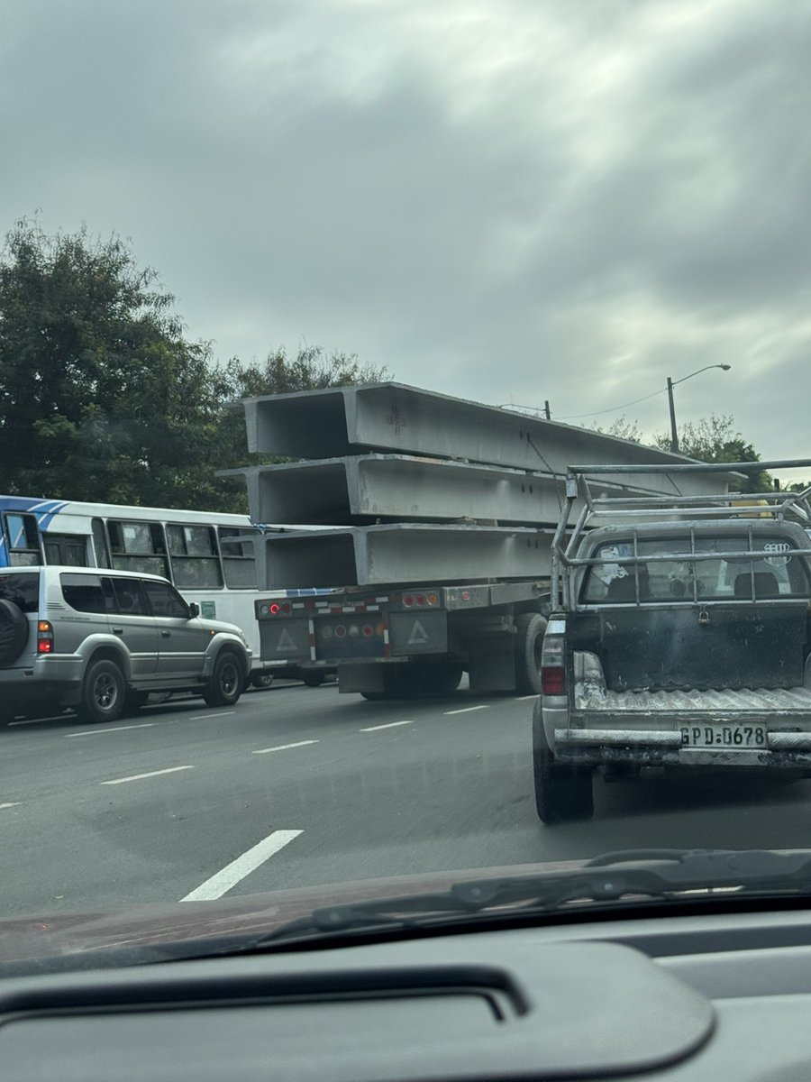 tatianaelizam's tweet photo. @ATM_Transito Acá tengo otro en PtoAzul hoy 8am, pasaron control tras control y teniendo la madrugada deciden transportar en horas críticas d la vía y arriesgando la vida d todos los q vamos a estudiar/trabajar. Los controles existen? @ATM_Transito @ATMGuayaquil @Urb_ViaLaCosta @InfoViaLaCosta https://t.co/SIDXRWrtci