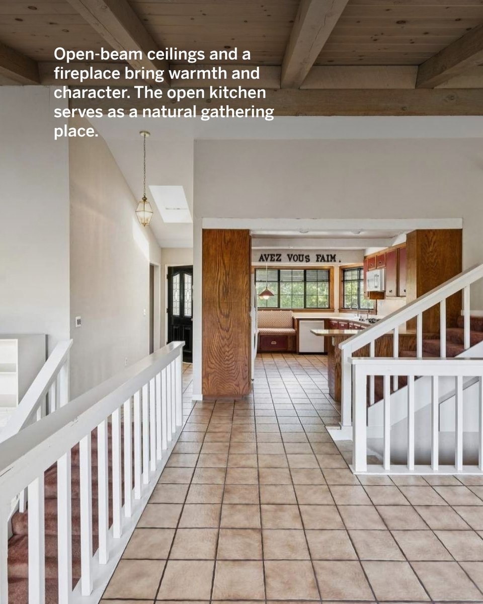 SIRWineCountry's tweet photo. Just a few miles from Sonoma's historic Plaza, this three-bedroom residence offers privacy and spacious grounds. A swimming pool and decks are complemented by surrounding hill views.
https://t.co/Baqm3qNNdp https://t.co/z8hAR28Hql