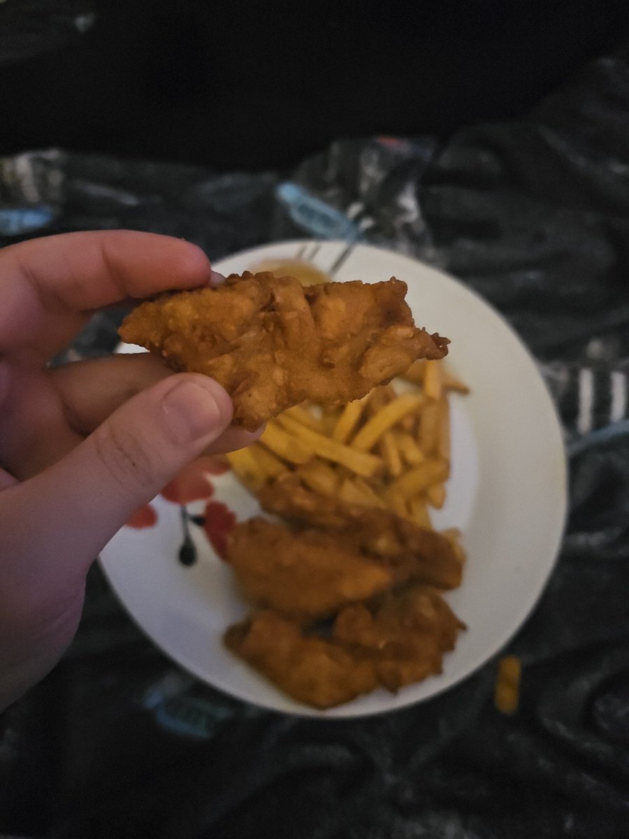 JoeBlizzard95's tweet photo. @KFC_UKI I get a kfc delivered and this is the quality of mini fillets? Not the only one in the box aswell £50 for miniscule fillet https://t.co/ynY98OdLQ2