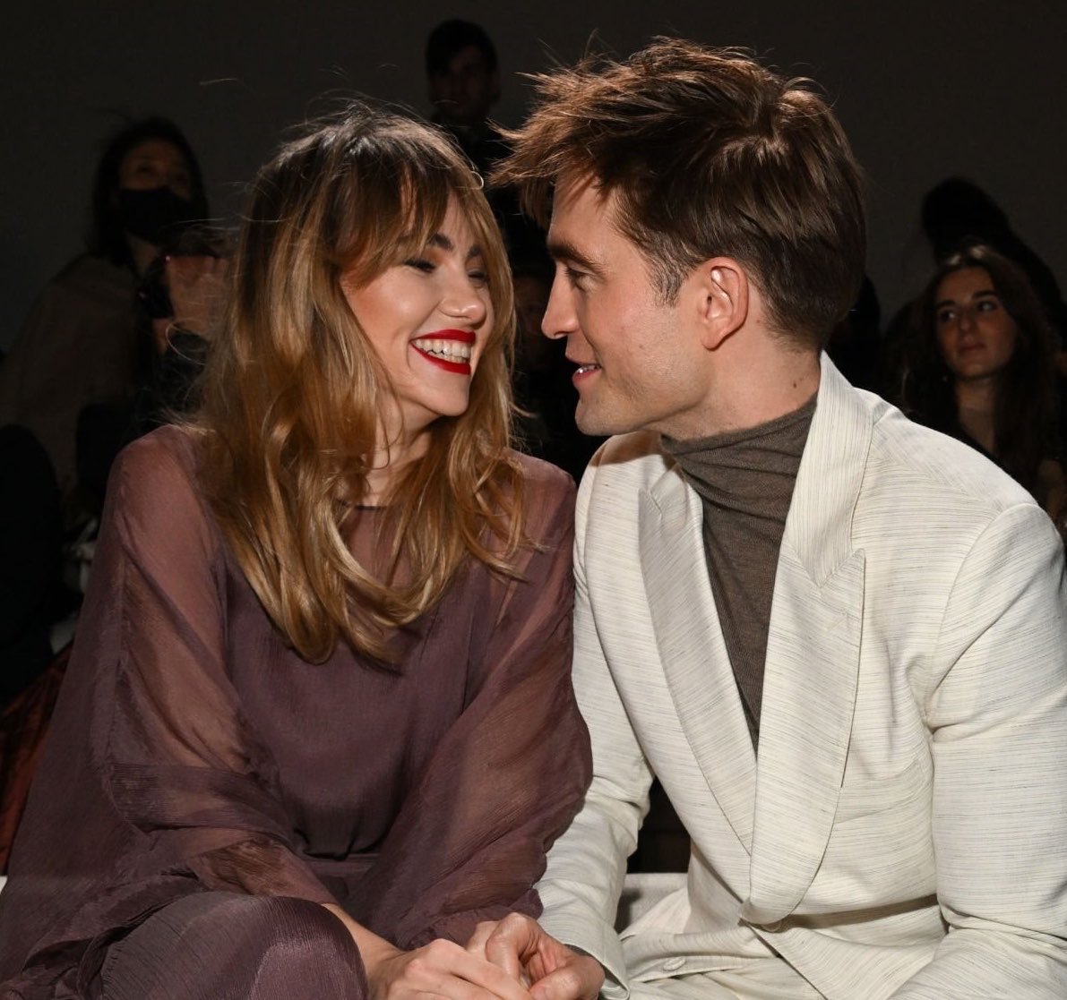 popbuzzz_'s tweet photo. Suki Waterhouse on how Robert Pattinson feels about her singing about her past relationships:

“He really doesn’t gives a damn. He’s like, ‘Nobody’s better than me, so whatever.’

That’s certified Pattinson behaviour https://t.co/meKJgwzcY1