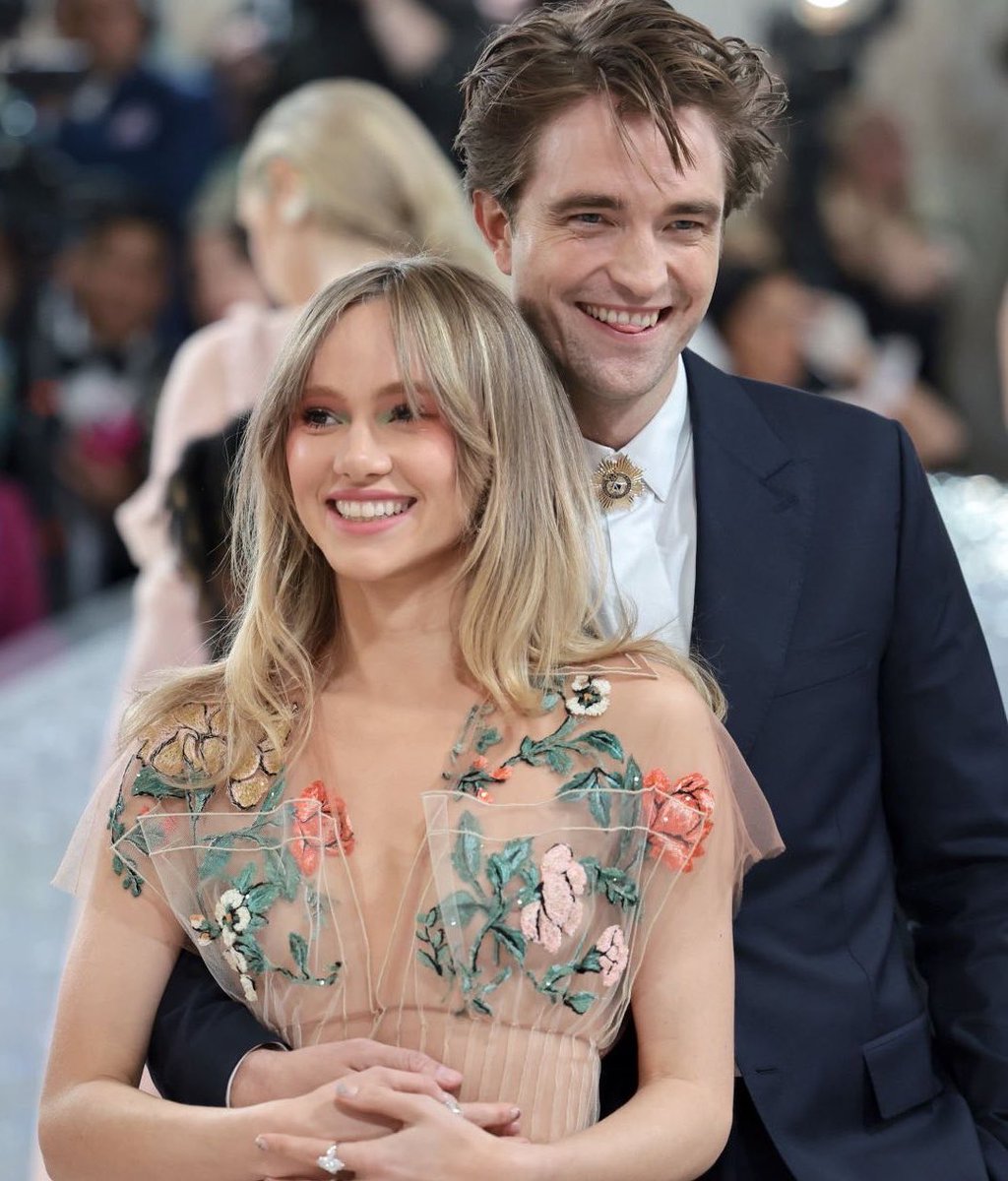 popbuzzz_'s tweet photo. Suki Waterhouse on how Robert Pattinson feels about her singing about her past relationships:

“He really doesn’t gives a damn. He’s like, ‘Nobody’s better than me, so whatever.’

That’s certified Pattinson behaviour https://t.co/meKJgwzcY1