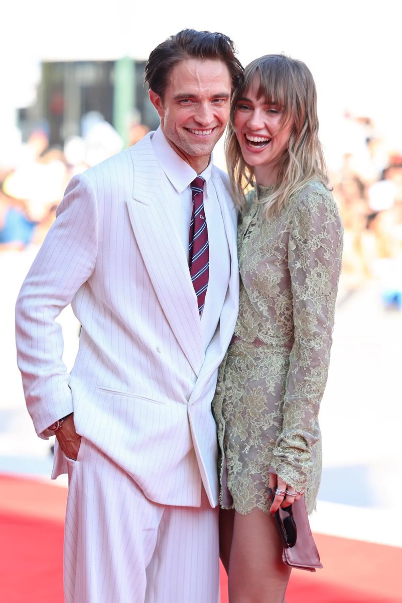 popbuzzz_'s tweet photo. Suki Waterhouse on how Robert Pattinson feels about her singing about her past relationships:

“He really doesn’t gives a damn. He’s like, ‘Nobody’s better than me, so whatever.’

That’s certified Pattinson behaviour https://t.co/meKJgwzcY1