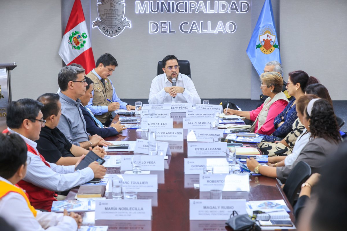 municallao's tweet photo. 🔵⚪ CALLAO SUMA ACCIONES PARA FORTALECER LA SEGURIDAD CIUDADANA
En la última sesión del COPROSEC Callao se acordó gestionar ante el @MininterPeru una adenda para reparar patrulleros y cámaras inoperativas, además de dotar de internet a las comisarías. https://t.co/1h4xOxNGt8