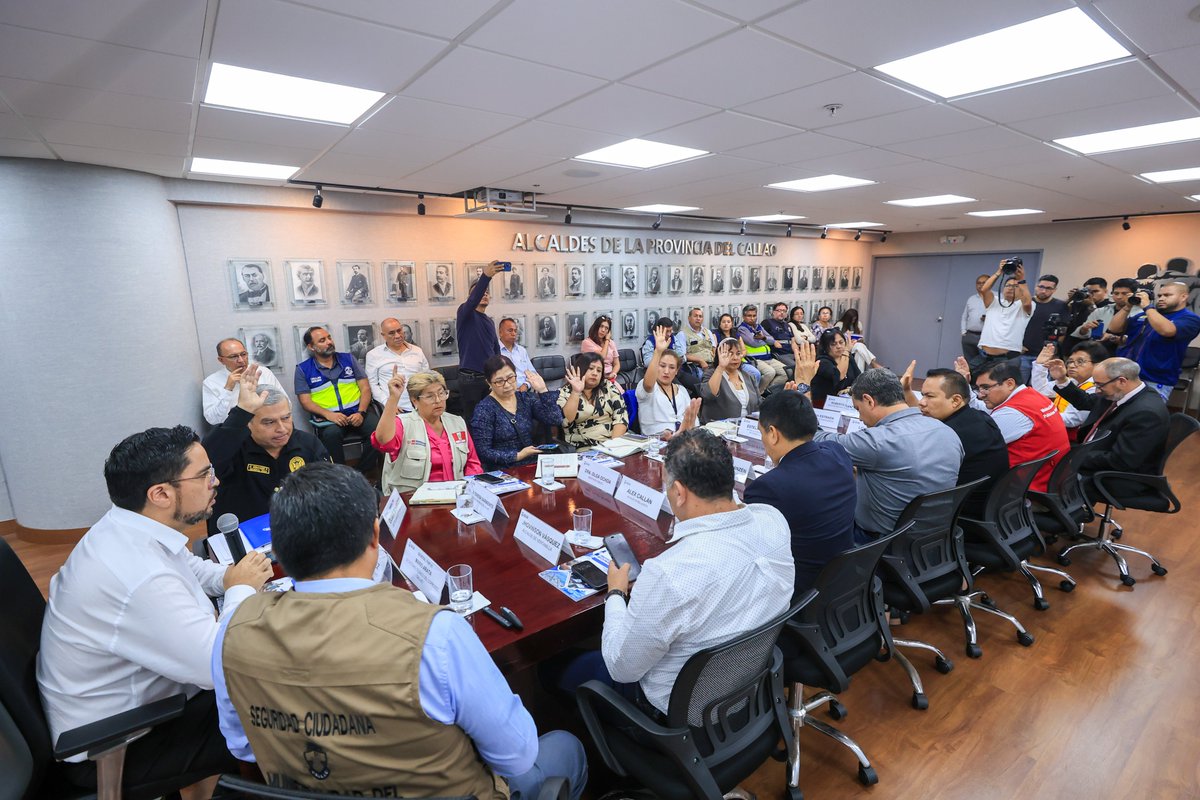 municallao's tweet photo. 🔵⚪ CALLAO SUMA ACCIONES PARA FORTALECER LA SEGURIDAD CIUDADANA
En la última sesión del COPROSEC Callao se acordó gestionar ante el @MininterPeru una adenda para reparar patrulleros y cámaras inoperativas, además de dotar de internet a las comisarías. https://t.co/1h4xOxNGt8