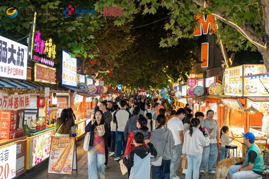 lmtesla's tweet photo. 国庆假期，大鲍岛迎来游览高峰。街巷里���来人往，广场上热闹不断，青岛的百年里院与丰���多彩的假日活动相互交织，处处洋溢着节日氛围。 https://t.co/OJRYmuj8Mt
