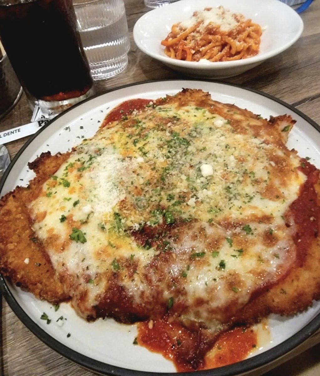 FoodPleaser's tweet photo. Big Chicken Parm 🔥 https://t.co/BUbpryIfqi
