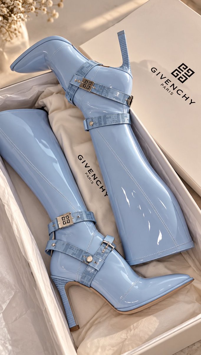 EarnYourEra's tweet photo. Givenchy ? 🥶 https://t.co/Nw9stYVL7H