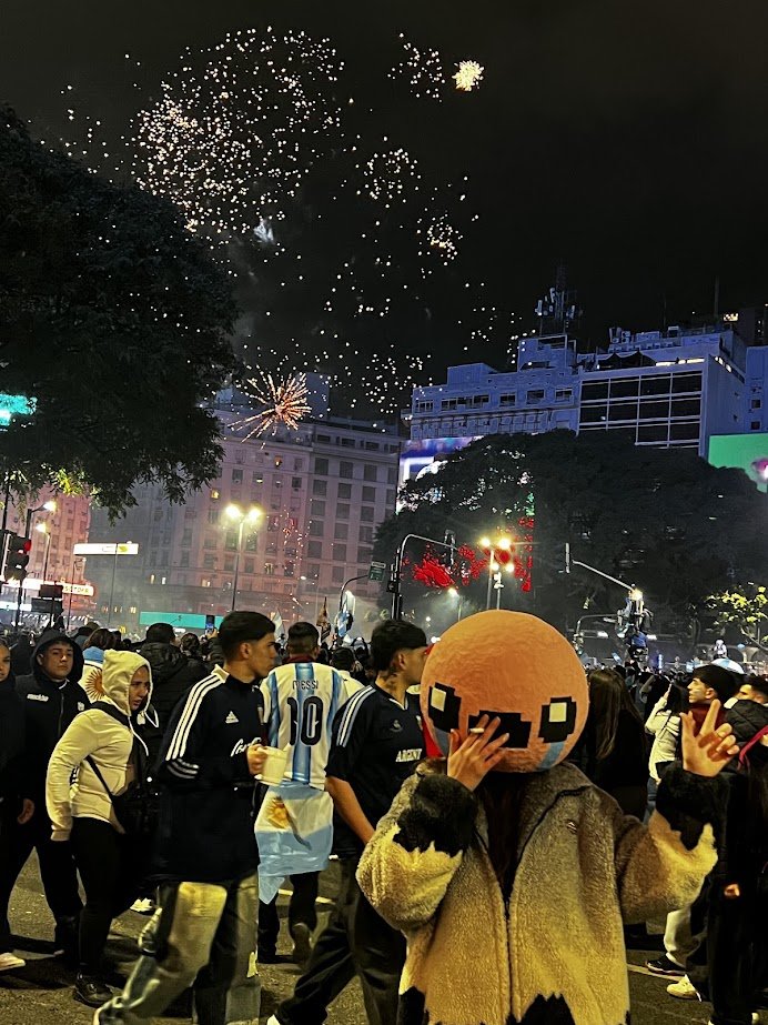 i7Sinn's tweet photo. Nunca me di el lujo de subir las fotos de cuando fui a festejar en la final pese a que hayamos perdido. Había que bancar a Messi a como de lugar y Isaac se prestó pa esa... https://t.co/FKyq3hH23p