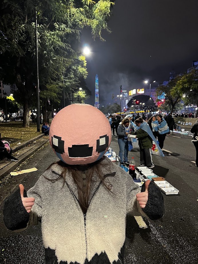 i7Sinn's tweet photo. Nunca me di el lujo de subir las fotos de cuando fui a festejar en la final pese a que hayamos perdido. Había que bancar a Messi a como de lugar y Isaac se prestó pa esa... https://t.co/FKyq3hH23p