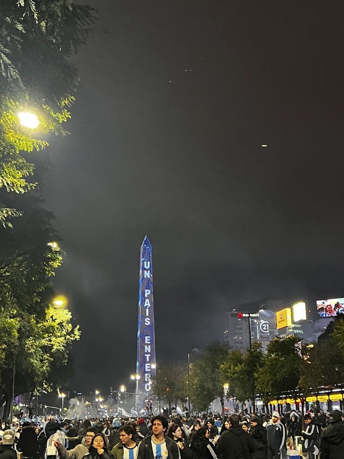 i7Sinn's tweet photo. Nunca me di el lujo de subir las fotos de cuando fui a festejar en la final pese a que hayamos perdido. Había que bancar a Messi a como de lugar y Isaac se prestó pa esa... https://t.co/FKyq3hH23p