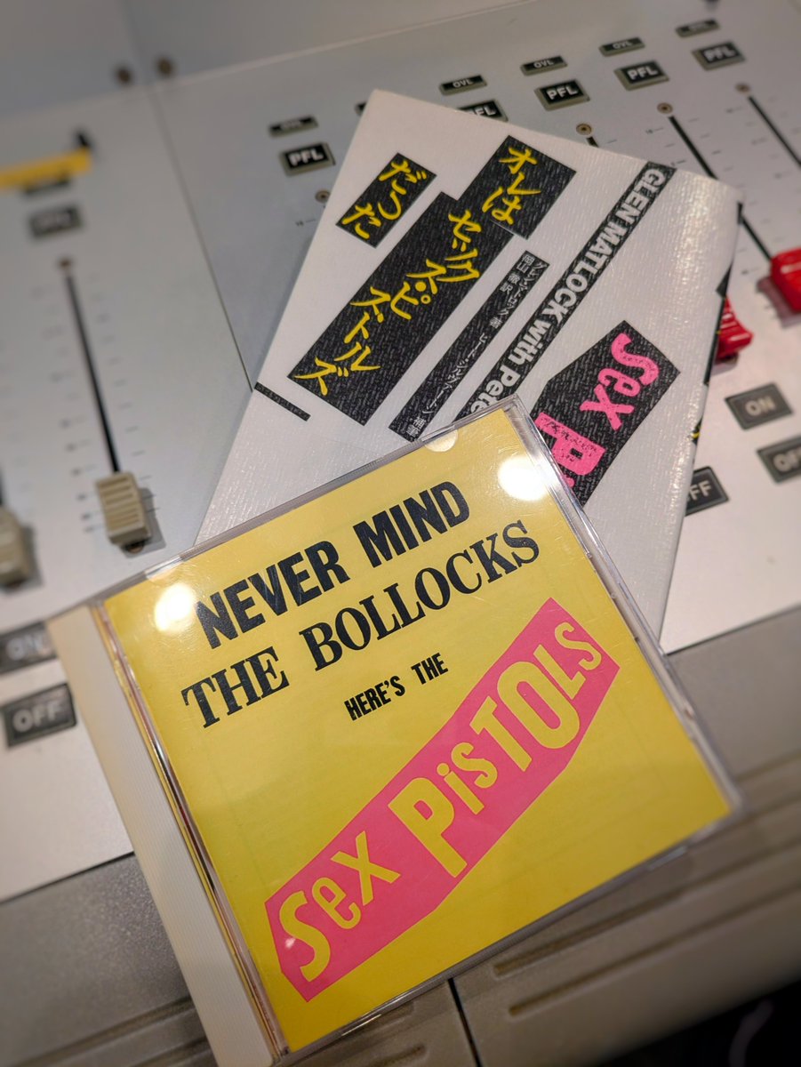 NewsroomALPHA's tweet photo. グレンさんを番組ゲストに迎えるはずが当日まさかのインフルエンザで休むという大失態をしでかしたことのあるミシマです。グレンマトロック「オレはセックス•ピストルズだった」をもとにした映画「セックス•ピストルズ 破壊の設計図」公開中です。#SexPistols #GlenMatlock #PUNK #ミシマカメラ https://t.co/NVRyVkU14K