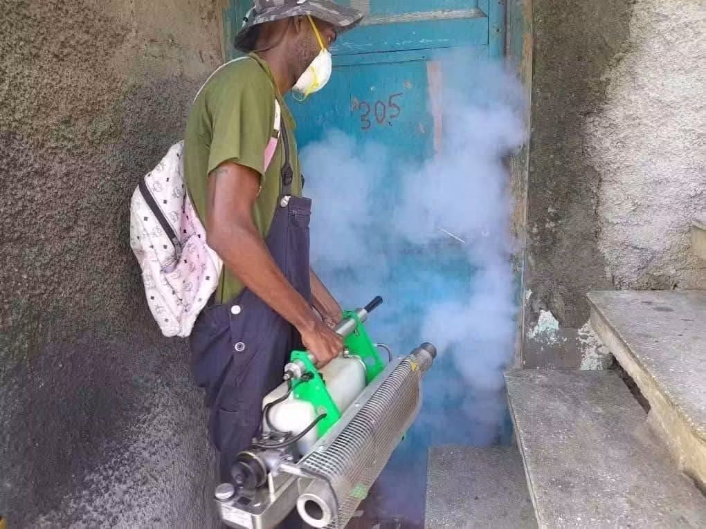 SaludGuantanamo's tweet photo. Provincia #Guantánamo continúa en campaña #antivectorial, tanto desde la promoción para la prevención, con intervenciones sanitarias y convocatorias de higienización, como en las pesquisas comunitarias, autofocales y tratamiento adulticida contra el Aedes aegypti🦟.#CubaPorLaVida https://t.co/fTKhEXJeyY