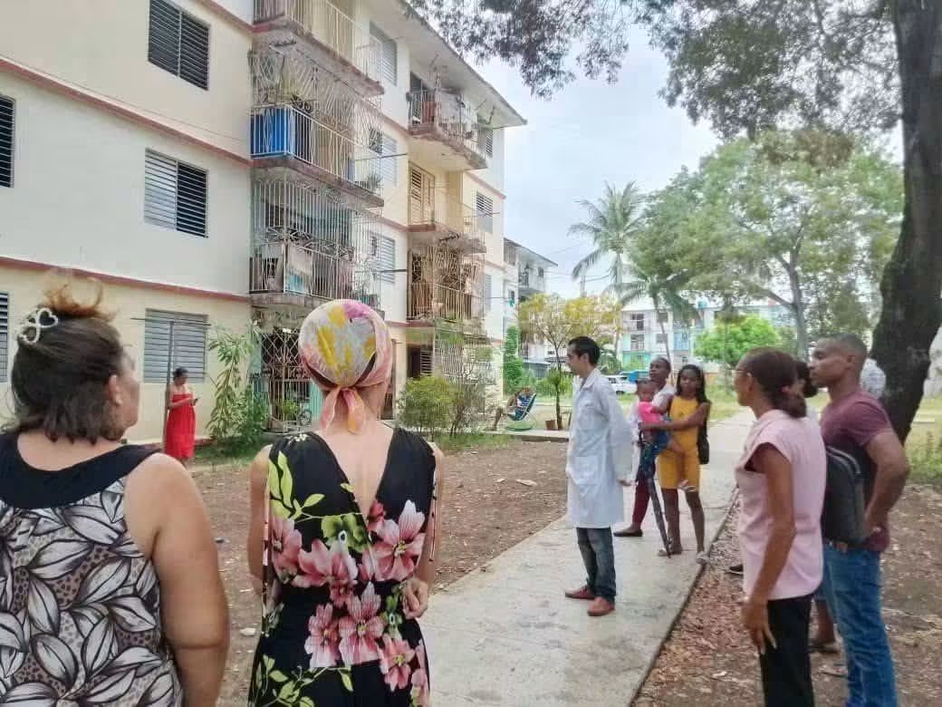 SaludGuantanamo's tweet photo. Provincia #Guantánamo continúa en campaña #antivectorial, tanto desde la promoción para la prevención, con intervenciones sanitarias y convocatorias de higienización, como en las pesquisas comunitarias, autofocales y tratamiento adulticida contra el Aedes aegypti🦟.#CubaPorLaVida https://t.co/fTKhEXJeyY