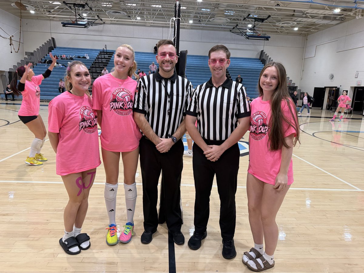 SV_Sports's tweet photo. 🏐 SV girls volleyball captains showed their appreciation to officials pregame to celebrate #OfficialsAppreciationWeek 
We know that without them, these games don’t happen! #ThankYouOfficials @PIAASports https://t.co/d5Gthxn866
