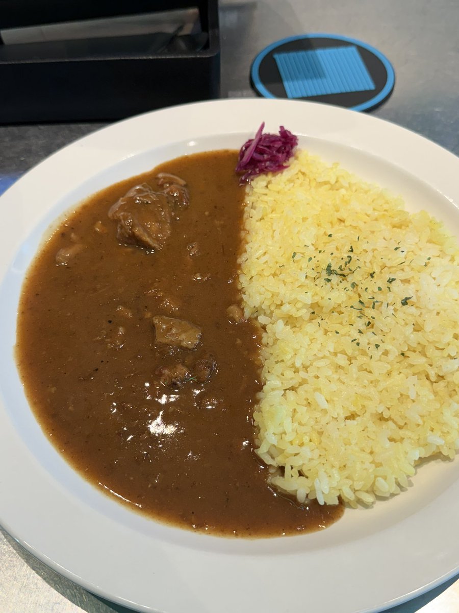 serverSE's tweet photo. 【WCB The Room（虎ノ門）】
ビル街にある開放的で接客も明るいアメリカンなお店！
カウンターで「ビーフカレー（1000円）」をオーダー（※有料ドリンクと無料水に注意）。よく煮込まれたカレーで、控えめなボリュームもありあっという間に完食！心地よい空間でサクッと楽しむ満足ランチ👍 https://t.co/18Pz3iMPNB