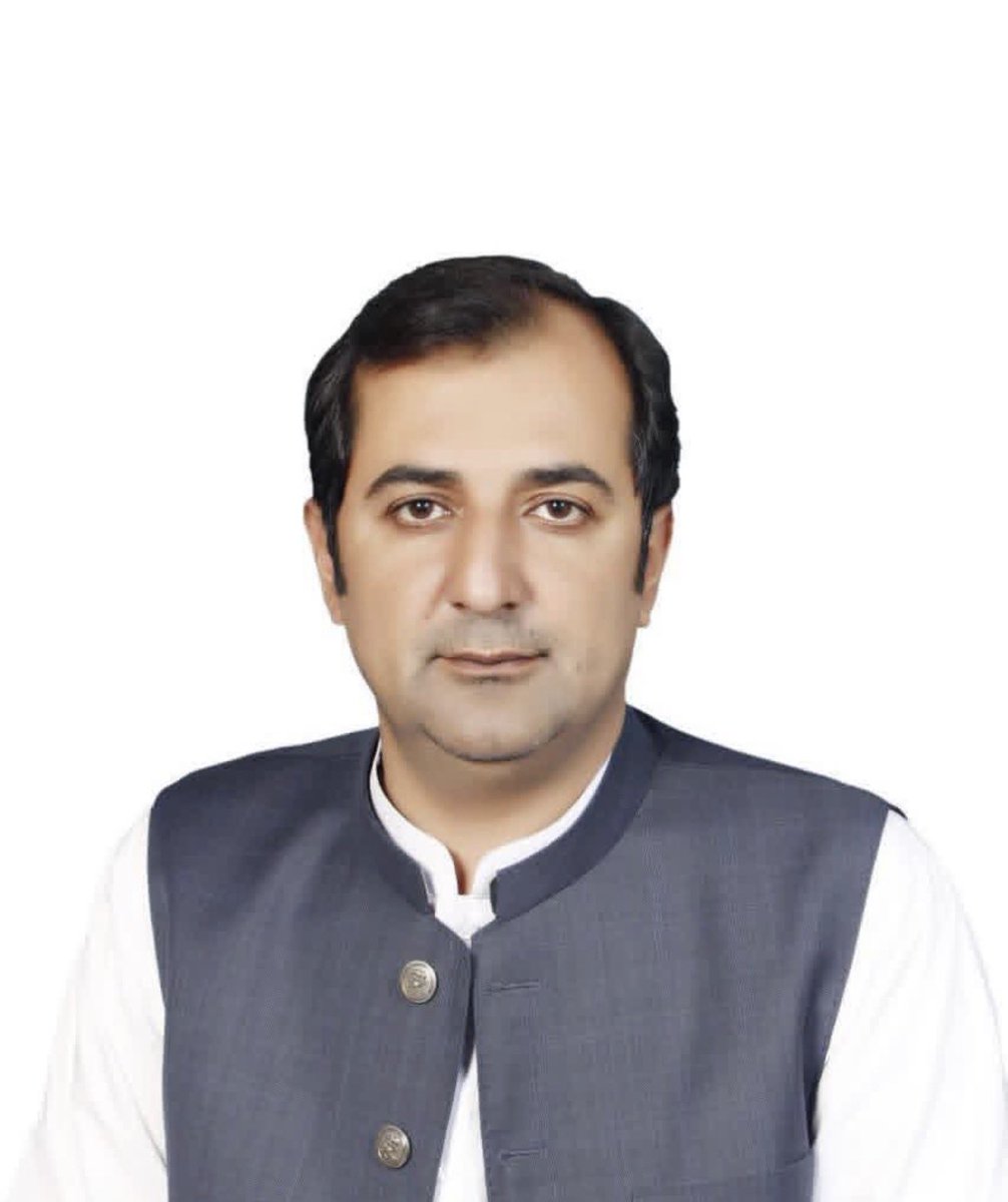 SaraMirGilgity's tweet photo. سابق وزیرِ اعلیٰ گلگت بلتستان خالد خورشید کا پاکستان تحریکِ انصاف گلگت بلتستان کے کارکنان کے لیے انتہائی اہم پیغام!🚨🚨

خالد خورشید نے کارکنان کو موجودہ صورتحال میں محتاط رہنے، اپنا مقام تبدیل کرنے اور اپنے آپ کو محفوظ رکھنے کی ہدایت کی ہے۔ مرکز سے لانگ مارچ کی حتمی ہدایات جلد مل جائیں گی۔

ان کے مطابق گلگت بلتستان، بالخصوص ضلع گلگت اور دیگر اضلاع میں پی ٹی آئی کارکنان کے گھروں پر رات کے پہر مبینہ چھاپے پڑ رہے ہیں اور اہلِ خانہ کو ہراساں کیا جا رہا ہے، جو انتہائی تشویشناک ہے۔

انہوں نے کہا کہ حالیہ انتخابات میں پی ٹی آئی کو باہر رکھا گیا تاکہ پیپلز پارٹی اور ن لیگ کو جتوایا جائے۔ دونوں جماعتیں جمہوری ہونے کا دعویٰ کرتی ہیں، مگر دراصل جمہوریت کی میر جعفر اور میر صادق ہیں۔

انہوں نے تشویش ظاہر کرتے ہوئے کہا کہ گلگت بلتستان کی ٹاوٹ حکومت سے لوگوں کے حقوق کے تحفظ کی کوئی امید نہیں۔ یہ اقتدار کے لیے اپنے ضمیر کا سودا کر بیٹھی ہے۔