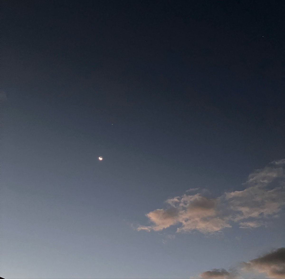 copingu's tweet photo. おはようございます。心地よいお天気の朝です。夜が明ける直前の空も澄み渡っていて、きれいでした。

今日は出動日。久しぶりの出動日ということもあるけれど、落ち着いているといいな。頑張ってきます。

みなさんにとって、ステキな一日になりますよ〜に。

#イマソラ #いまそら https://t.co/GZtbxYDY16