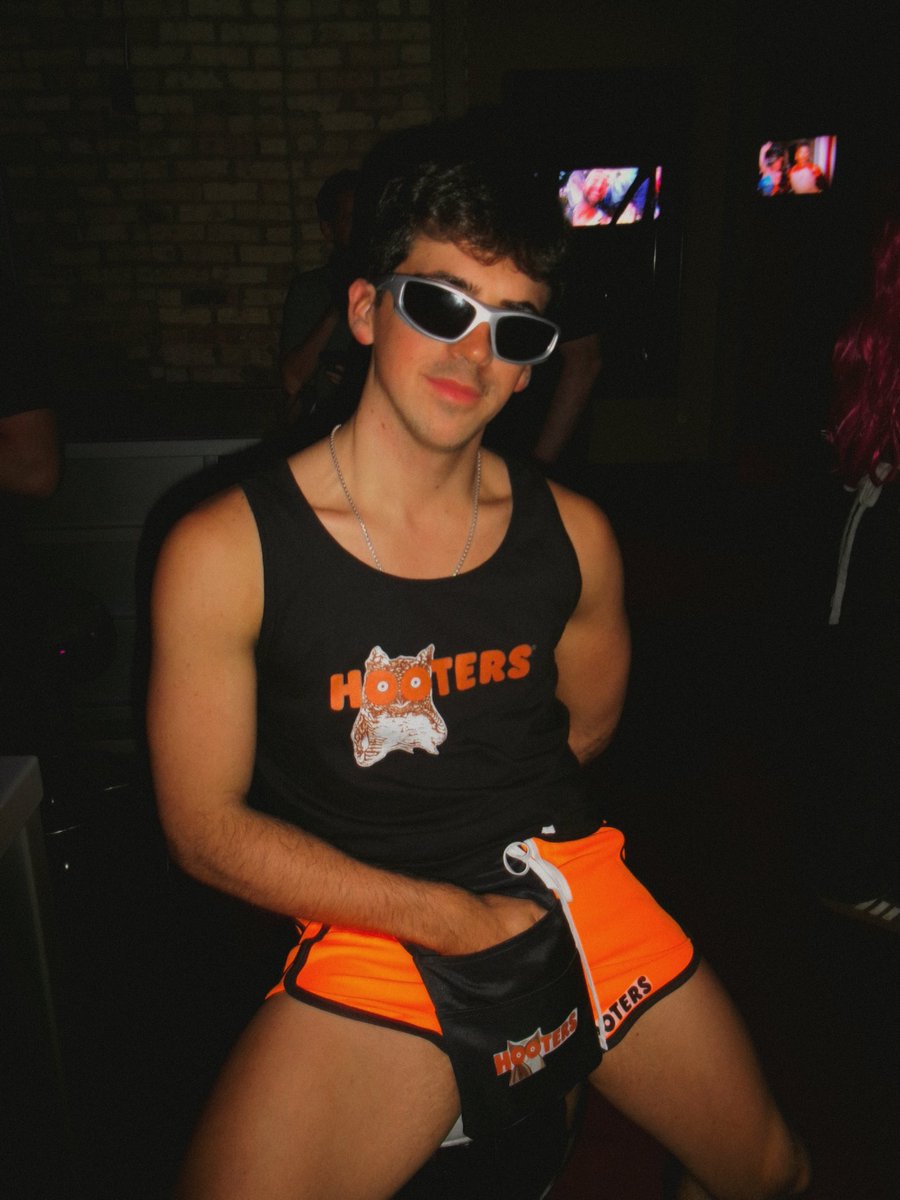 jeffrey_briggs2's tweet photo. i need to somehow top this costume… someone give me suggestions🙏 https://t.co/1Su3ezjRa1