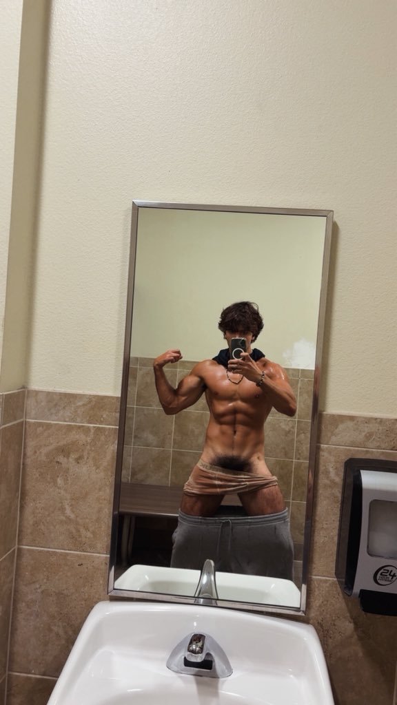 Cashmasterworld's tweet photo. @alphagodadonis is more aesthetic than a Greek god and perfect in everyway https://t.co/PQonxLuYkl