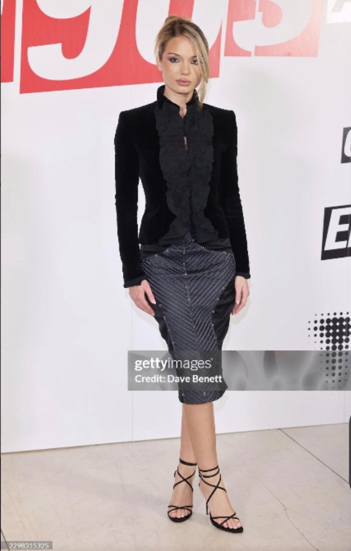 ecca00513339's tweet photo. Julia stuns in a vintage 2001 YSL Gauche jacket and 2003 Gucci by Tom Ford skirt suit for EE72. https://t.co/LtBeZxNriU