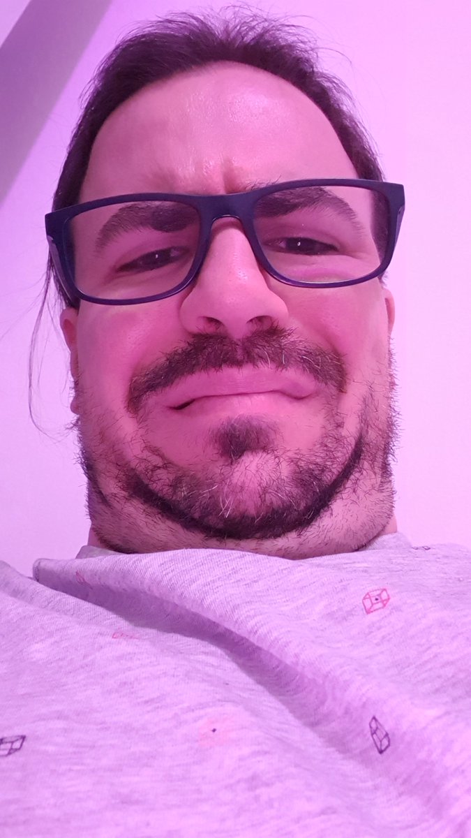 TheRemedyBlog's tweet photo. Eu a ler o comunicado do Ronaldo enquanto penso "meti 40€ de gasolina e não chegou para meio depósito". https://t.co/VKGlxl3vvz