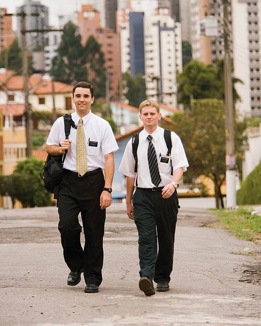 SonPolemicas's tweet photo. Teníamos tiempo sin ver "mormones" por la calle, están reapareciendo, estaban de bajo perfil, esa es otra secta al servicio de la ultraderecha como algunos evangélicos.
Hacen su trabajo político de lavado de cerebro, bajo la fachada de la "religión". https://t.co/kLdYFkIJti