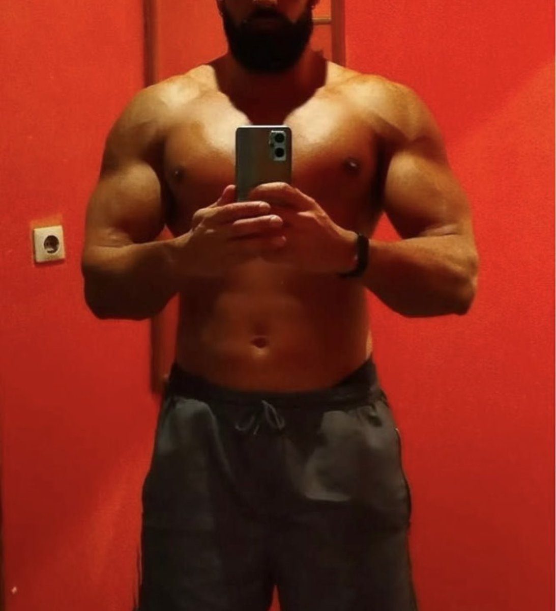 alpha_fitdrain's tweet photo. Come here little fag sub, stare at this fit Alpha body. It makes you week doesn't it? What little pathetic wallet leaks when you see me. Do something useful for once and worship me you know how to #findom #malefindom #cashfag #gaypaypig #paypig https://t.co/KFlujQm35D