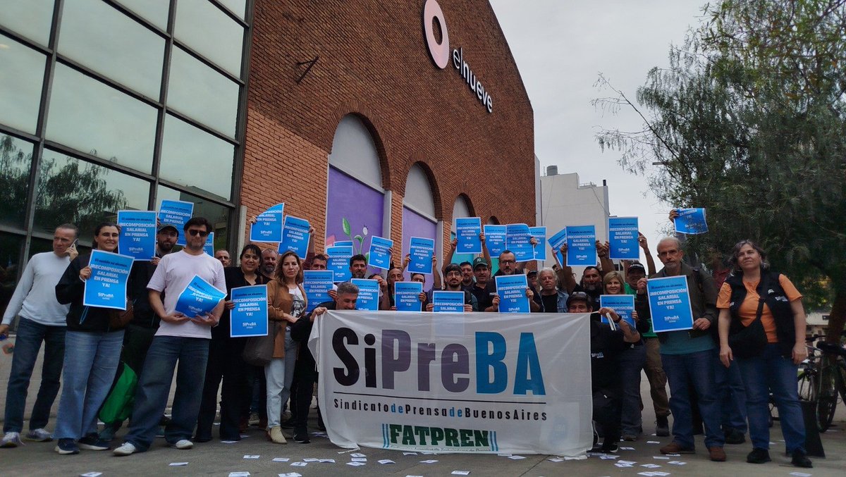 sipreba's tweet photo. 📢 A LAS PUERTAS DE LOS CANALES DE TV PORQUE EL SUELDO NO ALCANZA 📺 

Tras un gran plenario general con más de 100 trabajadores, hoy martes 6/10 llevamos adelante una jornada de lucha, con asambleas en las puertas de todos los canales.

Exigimos una urgente recomposición salarial real, a la altura de las necesidades reales y no de índices que sabemos que no se corresponden con el impacto de la inflación en nuestros bolsillos. 

🧵>>