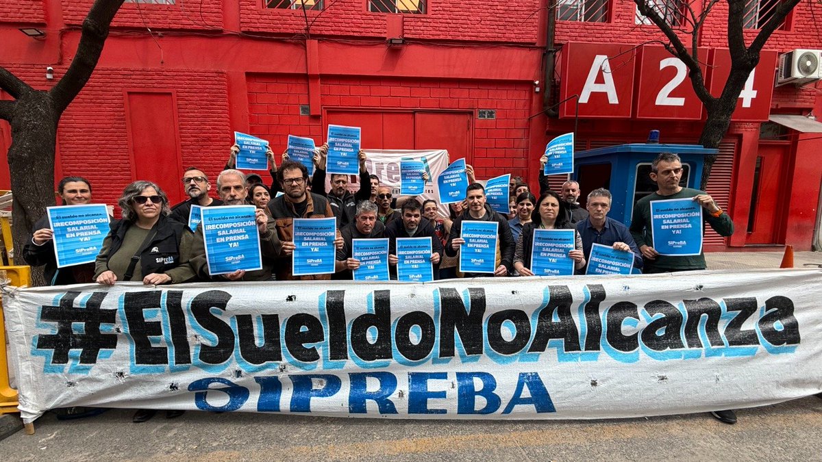 sipreba's tweet photo. 📢 A LAS PUERTAS DE LOS CANALES DE TV PORQUE EL SUELDO NO ALCANZA 📺 

Tras un gran plenario general con más de 100 trabajadores, hoy martes 6/10 llevamos adelante una jornada de lucha, con asambleas en las puertas de todos los canales.

Exigimos una urgente recomposición salarial real, a la altura de las necesidades reales y no de índices que sabemos que no se corresponden con el impacto de la inflación en nuestros bolsillos. 

🧵>>