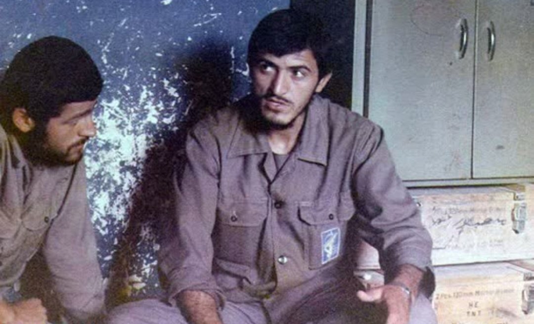 Khaadem128's tweet photo. یادی کنیم از رتبه ۴ #کنکور سراسری که به عشق وطن درس و دانشگاه و دعوتنامه فرانسه را رد کرد و در مقابل دیوانه‌ی تا بن دندان مسلحی که با پشتیبانی غرب و شرق رویای تصرف ۲ هفته ای تهران را در سر می‌پروراند، سینه سپر کرد. #شهید_زین‌الدین #حمايت_انقلابى https://t.co/Ys1lEtaEaJ