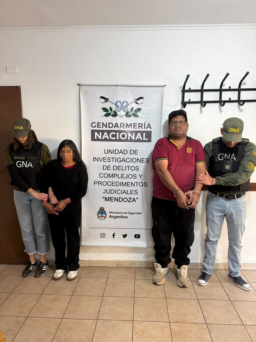 clarincom's tweet photo. DETUVIERON EN AEROPARQUE A UNA PAREJA DE BOLIVIANOS QUE SE HABÍAN TRAGADO 199 CÁPSULAS DE COCAÍNA

Los dos ciudadanos fueron arrestados durante una escala en Aeroparque cuando viajaban desde Salta hacia Río Gallegos. Un escáner corporal detectó cápsulas en sus organismos y, tras ser trasladados al Hospital Fernández, evacuaron 199 envoltorios con 2,465 kilos de cocaína.

Los detenidos integraban una red familiar que llevaba droga desde Bolivia hacia la Patagonia. La investigación contra esa organización narcocriminal duró cuatro meses. También se secuestraron dinero en distintas monedas y dos celulares.

(+) en Clarín: https://t.co/MXGmN9Ntww