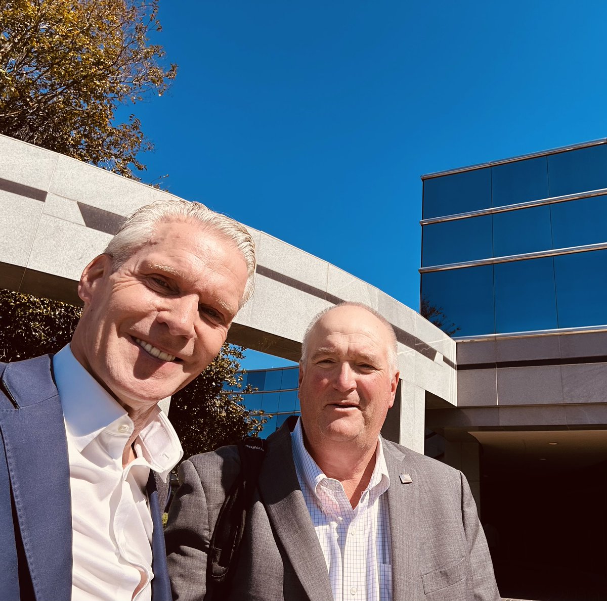 SKellyCEO's tweet photo. Blue skies and 75° weather followed me to Atlanta today☀️ Spent the day visiting customers with Don, who leads US Sales Consulting/FDE. Always learning from brilliant discussions and enjoyable meetings with customers #CustomerFirst #GrowthMindset https://t.co/5no898YQUN